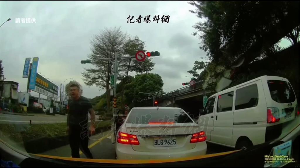變換車道爆衝突！　轎車駕駛持棍猛砸計程車