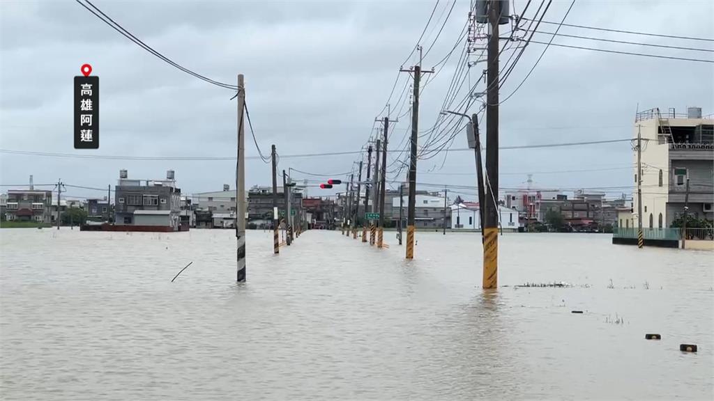 高雄大雨狂下苦哈哈！　民眾「樓上揪樓下」家門前捕魚、推車