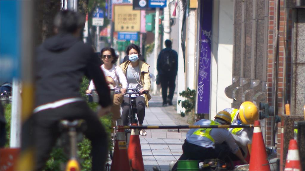 男騎YouBike等紅燈突被狠推　陌生男子竟稱「你先撞到我」