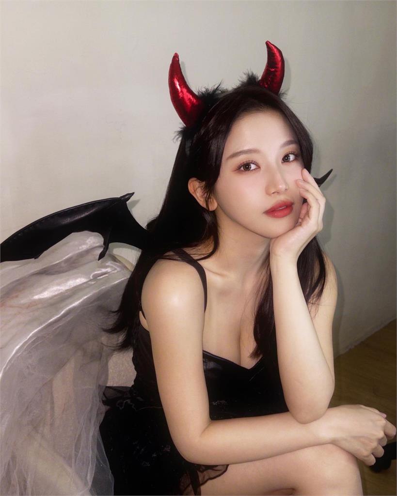 北一女神「外套滑落」洩閃亮小背心!躺地猛倒「魔鬼好料」網嗨:太猛