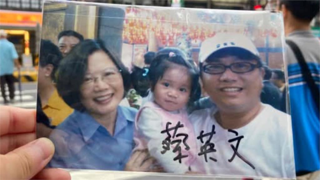 要小英「保佑」女兒考高中？　支持者帶12年前合照求簽名　這句話笑翻全場