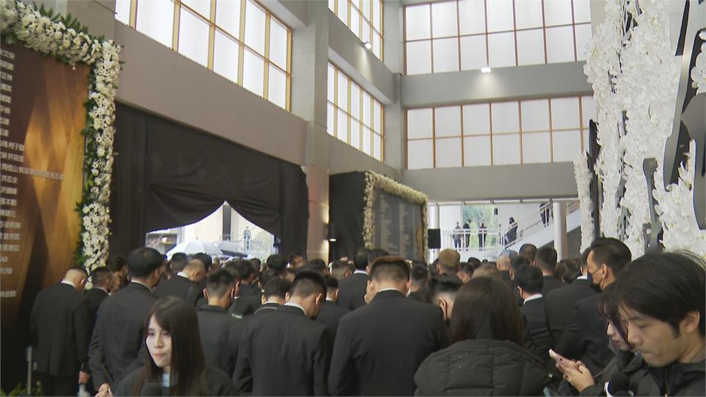 快新聞/竹聯幫「么么」黃少岑告別式!千名黑衣人到場 北市派逾400警員戒備
