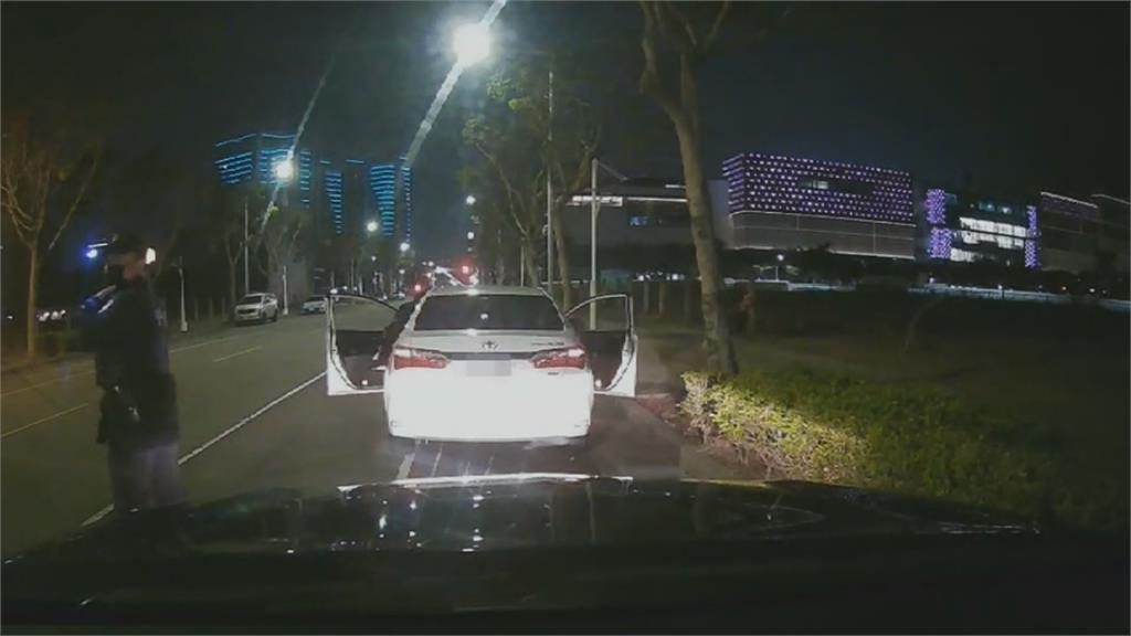 男駕駛突心肌梗塞癱軟駕駛座　車上6歲女童機警救命