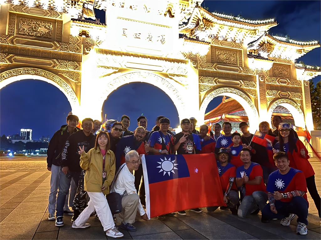 慶雙十國慶! 重機騎士團快閃總統府 向「他們」致敬