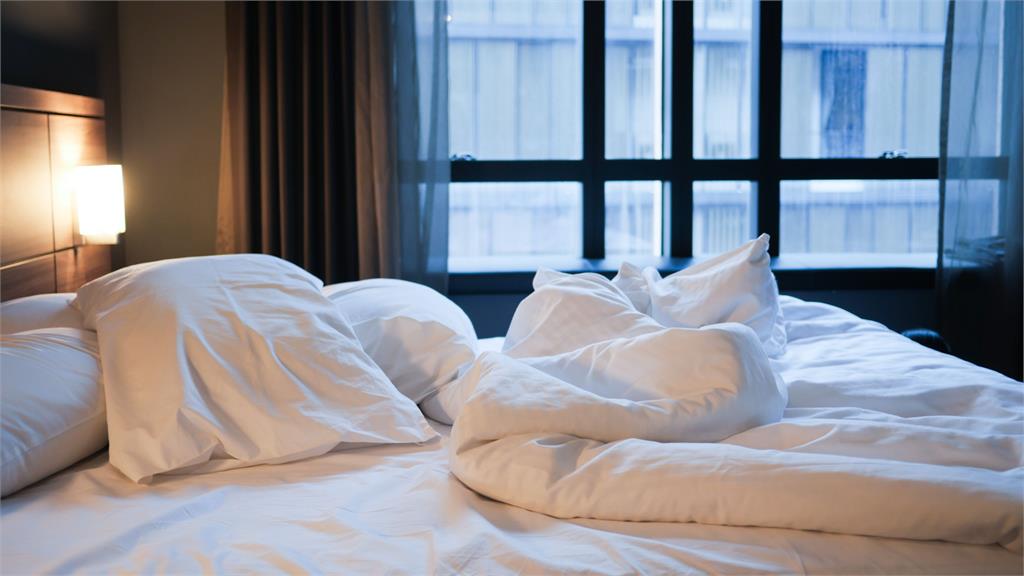 年輕妹約網友見面慘遭2男「設局誘騙」！關旅館「輪流侵犯快5小時」惡狼下場曝