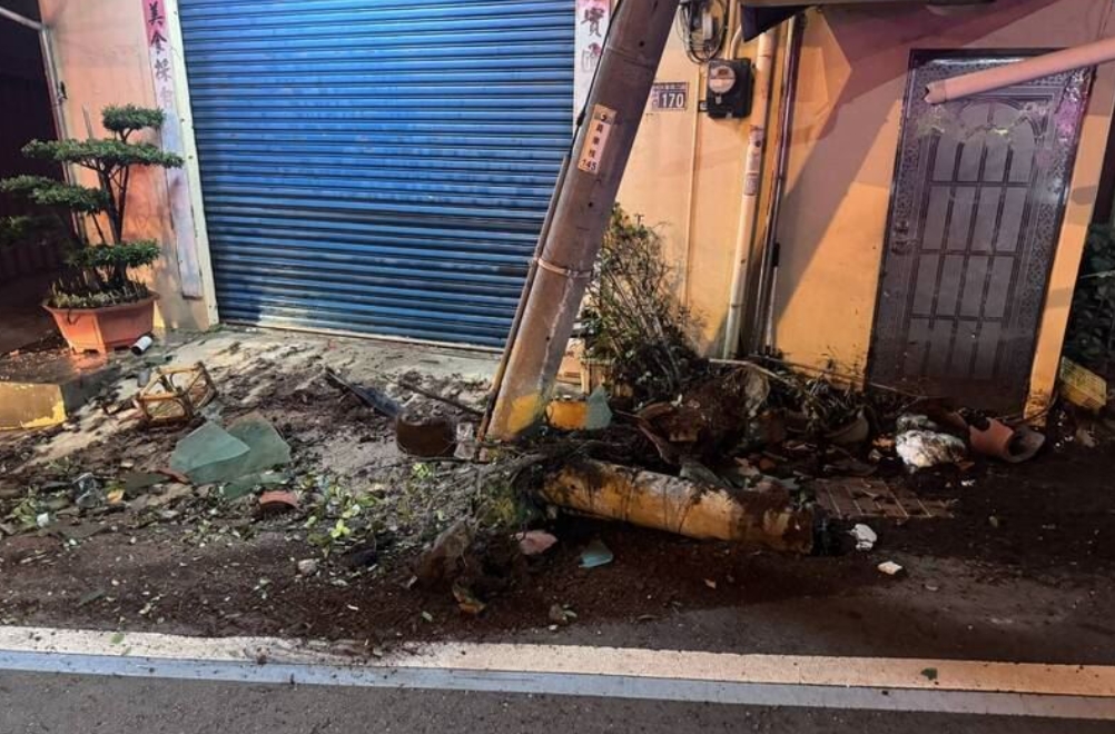 快新聞／彰化6高中生偷開車看夜景！疑挑釁重機失控撞電線杆　2人骨折