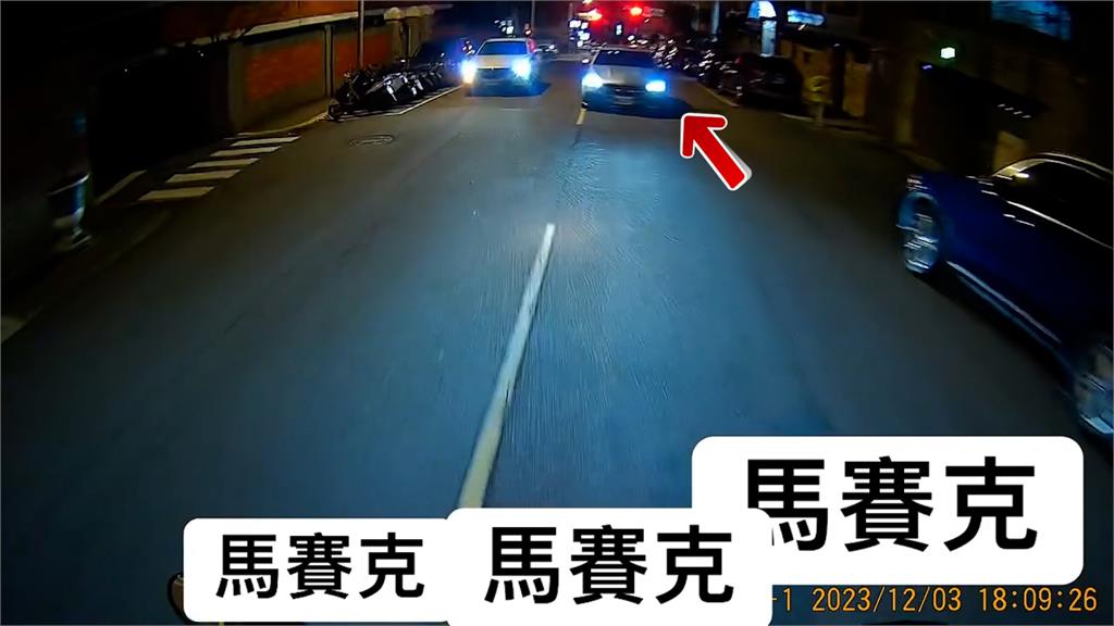 機車正面對決逆向賓士!按喇叭「撕心裂肺」網笑:這是尖叫雞?