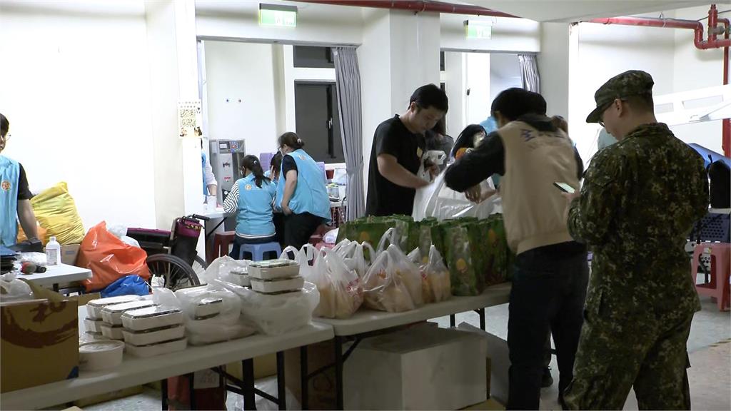 花蓮強震！中華國小安置逾百人　湧入善心物資送暖