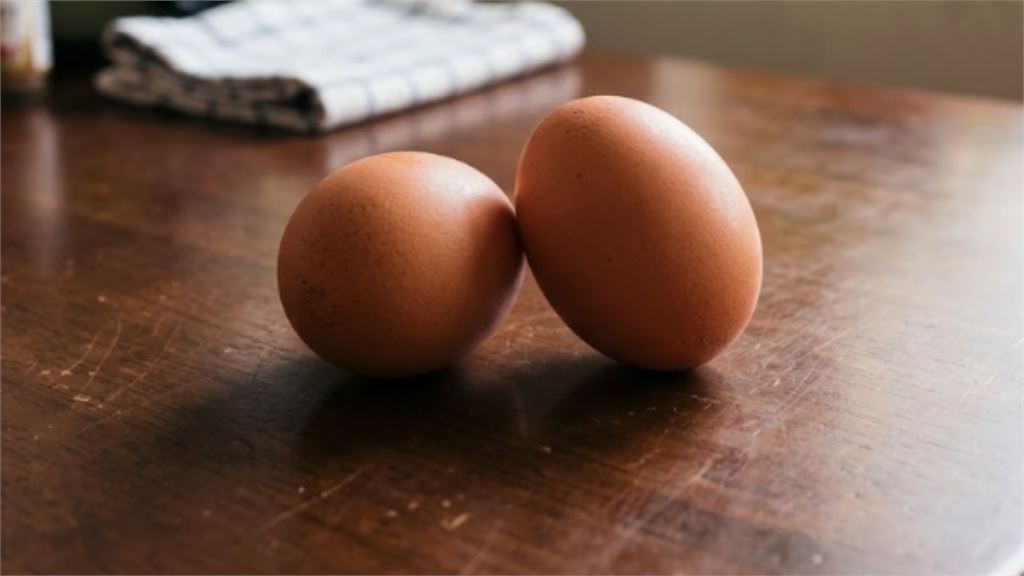 男生火煮飯「隨手扔1包」炸了！碎片擊中蛋蛋「當場撕裂」畫面流出