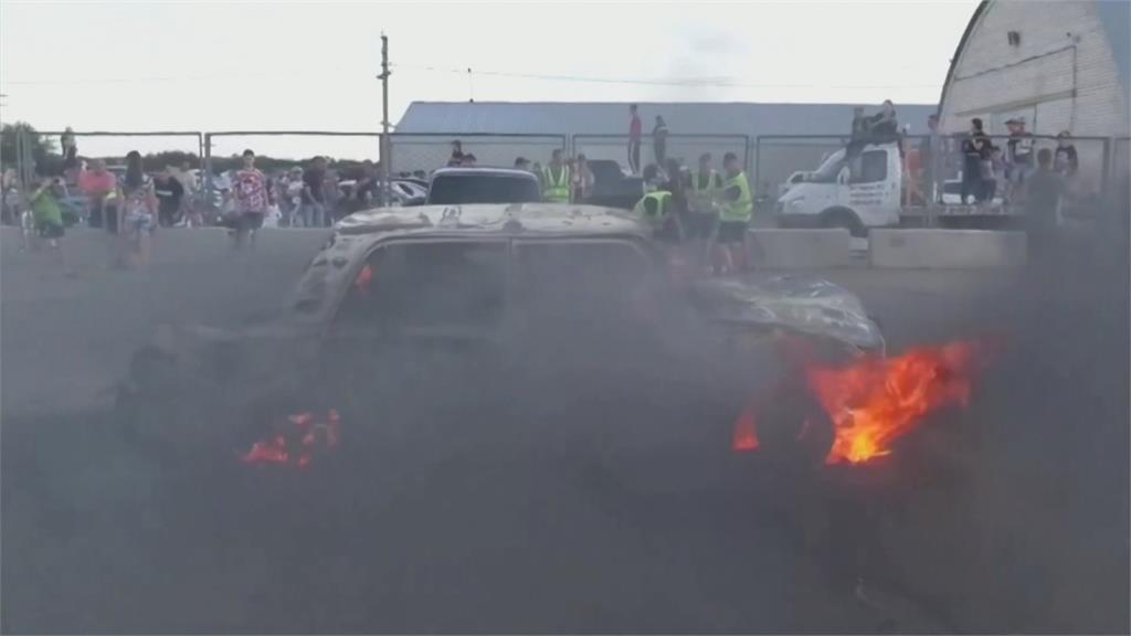 全世界第一輛會噴火的車！　戰鬥民族改裝費驚人