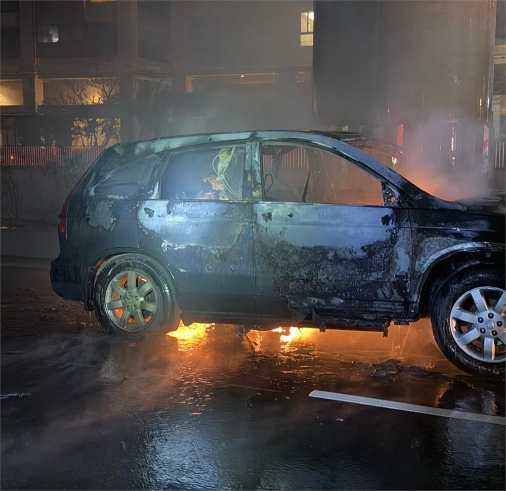 快新聞/桃園八德新闢道路火燒車事故!車內男子已成焦屍 燃燒畫面曝光