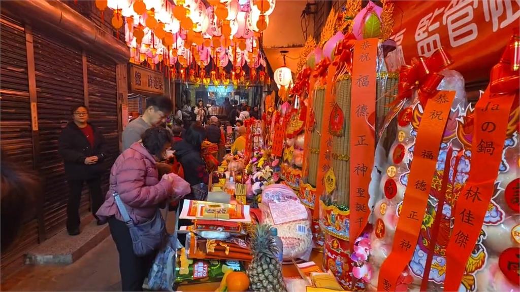 信徒「頭牙日」補財庫　備麻糬、花生參拜盼「黏錢」財運旺
