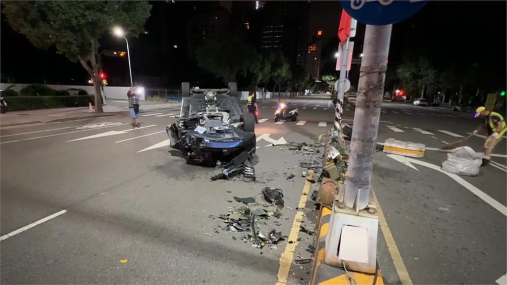 快新聞/台中瑪莎拉蒂暗夜自撞! 四輪朝天、零件噴飛慘況曝光