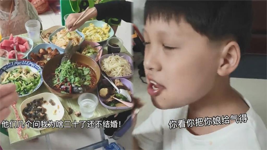坐小孩桌躲長輩催婚!27歲女反被小鬼頭們圍剿 狂問:30歲了還不結