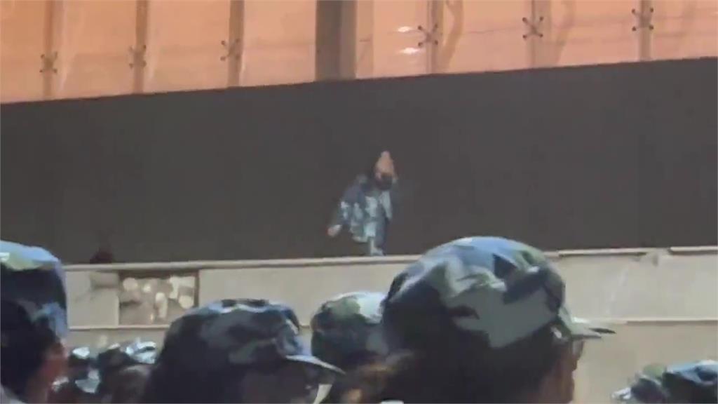 教官看懵!女學生軍訓熱舞「迷彩衣大噴裝」 長輩垂吊透風網嗨:搖搖領先