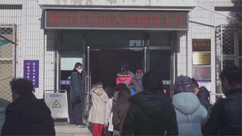 中國申辦出入境證件超過135萬人　比開放國門前增近130%