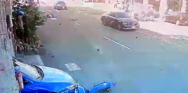 快新聞/可惡!台中酒駕男失控連撞6車 60歲女騎士遭撞當場失去呼吸心跳