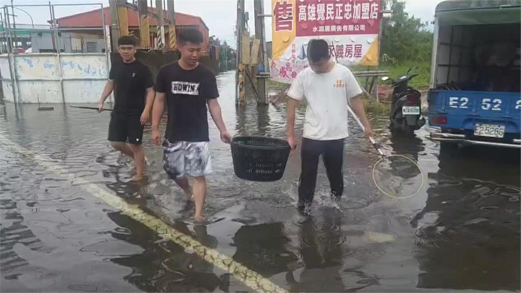 屏東佳冬海埔道路淹成河　居民「自備膠筏」上班捕魚
