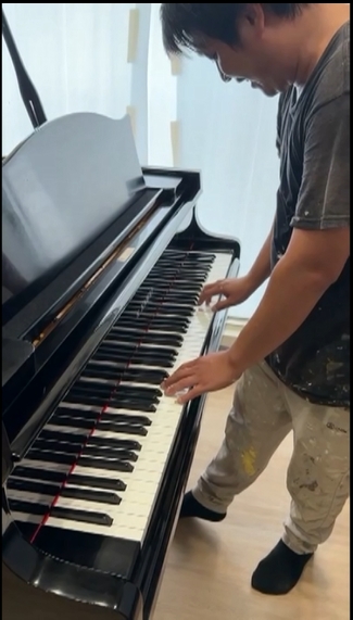 為了阿嬤！即興彈琴吸網路近百萬觀看　油漆師傅：苦練自學