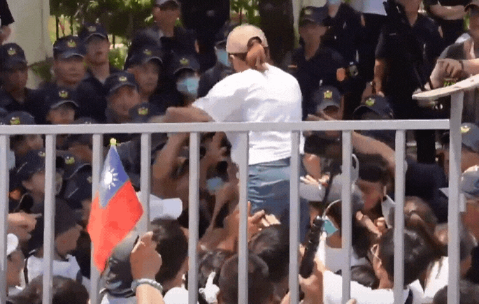 陳智菡竟喊「太熱想找樹蔭乘涼」才爬拒馬!PO抓痕照嗆警察:要辦就來