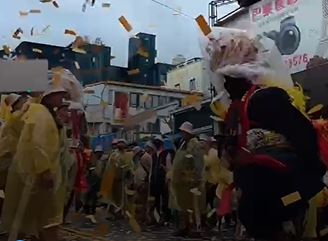 廟方貨車上烤肉沿路發給民眾　「騎車追肉」畫面曝！　網笑瘋「少這一味」