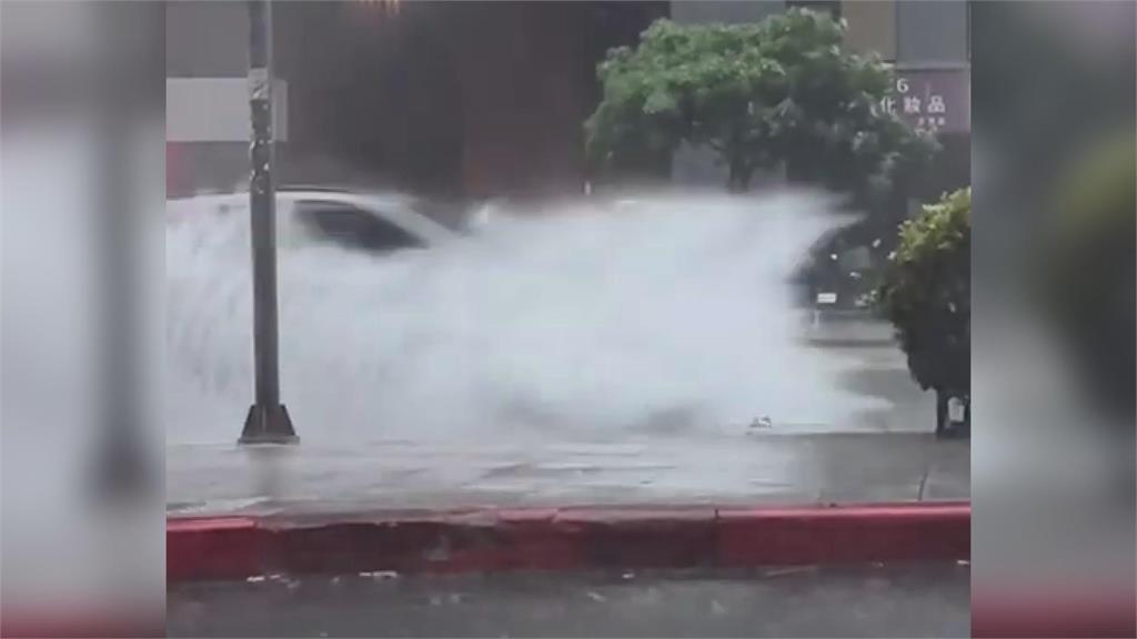 颱風天還要上班！雨傘被強颱凱米吹花「骨架一覽無遺」　她慘成落湯雞