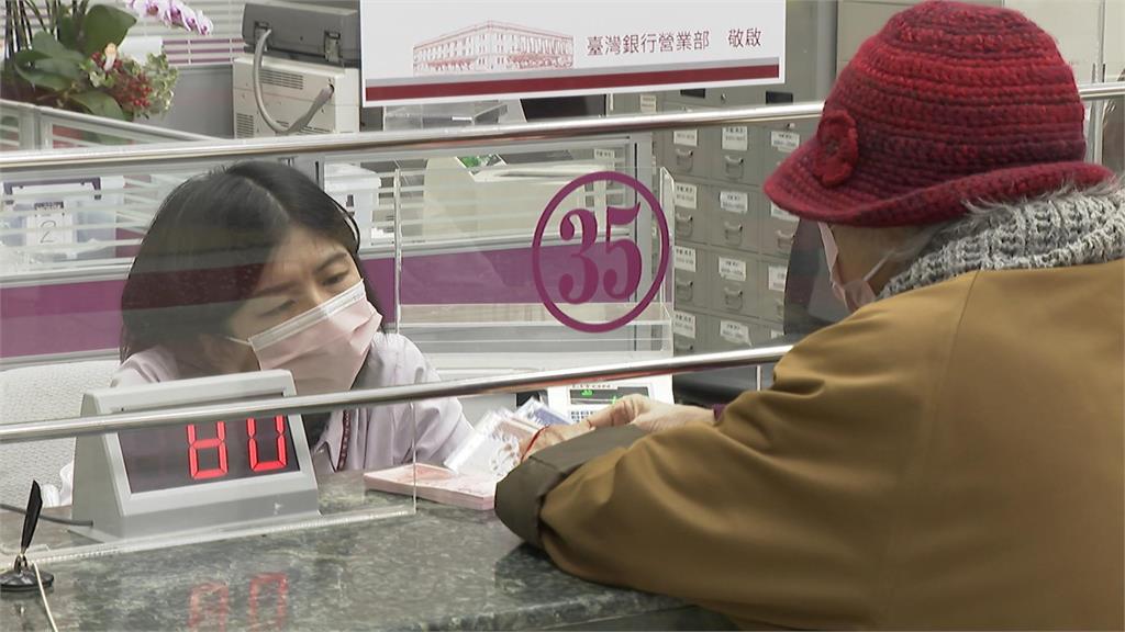 「馬年換新鈔」開跑　民眾搶第一天排隊換鈔