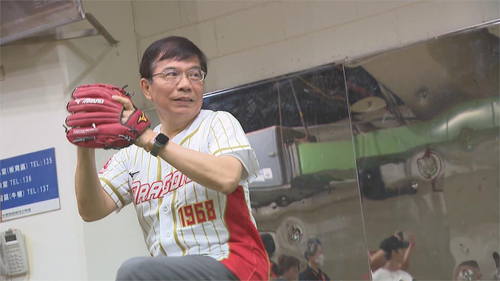 王國材替味全龍開球　背號「1968」宣導端午疏運