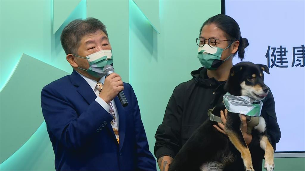 快新聞/狗狗發言人「沿八」現身記者會萌翻全場 陳時中瞇眼笑露慈愛