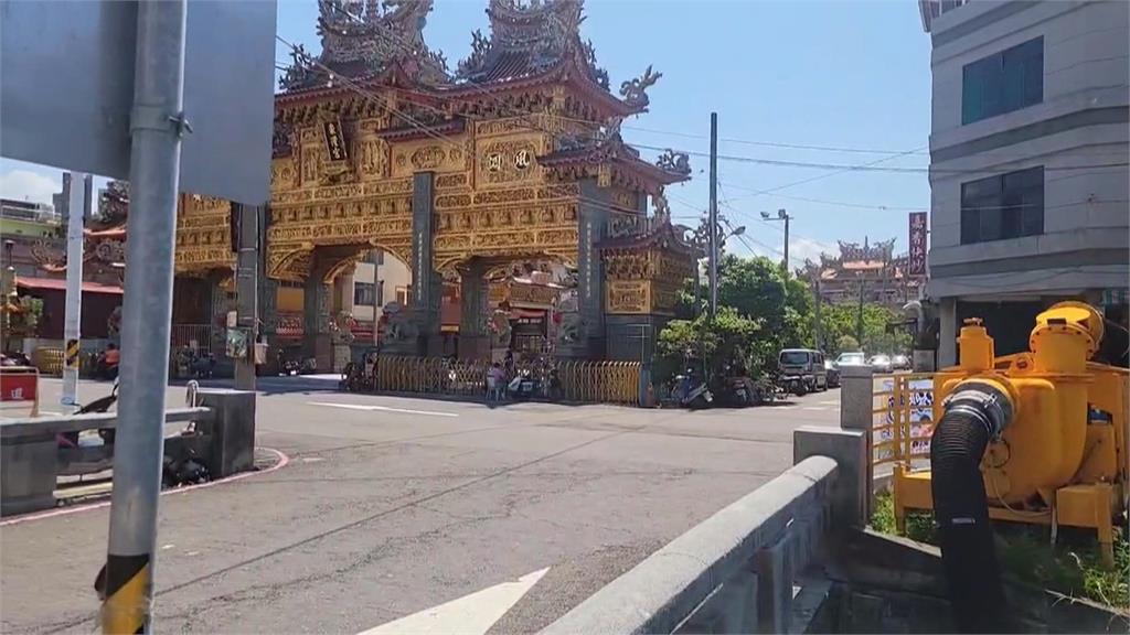 農曆十五大漲潮 屏東東港東隆里海水倒灌 水淹小腿肚