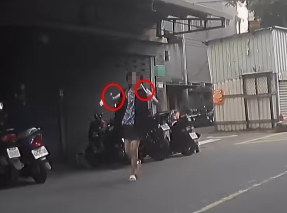 快新聞／宛如恐怖電影！板橋婦持雙刀狂奔　警急噴辣椒水壓制上銬