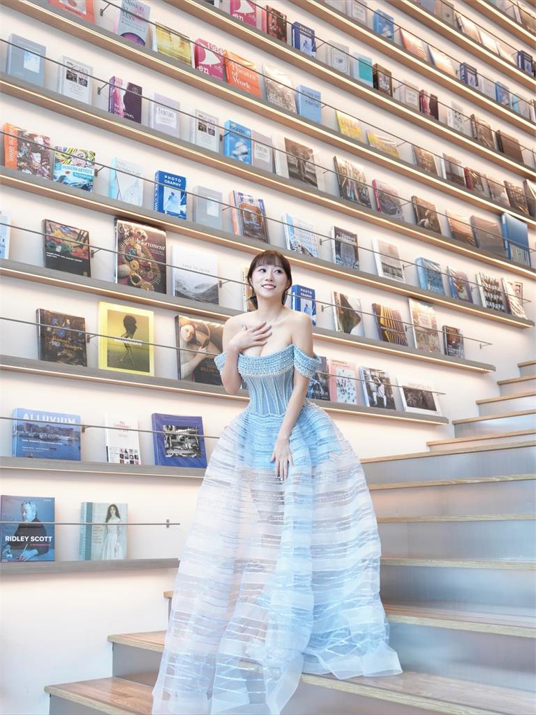 啦啦隊「短髮女神」換裝戰袍猛進化!低頭簽書「頂到了」極致視角流出