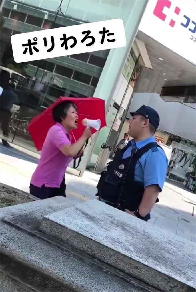 中國旅客又惹事！大媽舉大聲公狂吼日本警察　網友怒批：驅逐出境