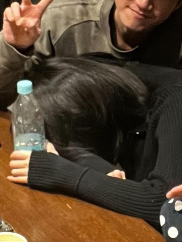 吳慷仁在台跨年「邵雨薇暗黑熱舞」嗨過頭!當場喝斷片「醉倒他懷裡」全被拍