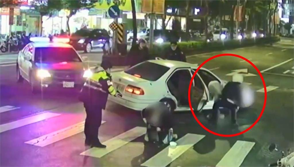 最新／永和贓車甩尾狂飆！警狂開4槍壓制　毒品前科男遭「拔」出車外