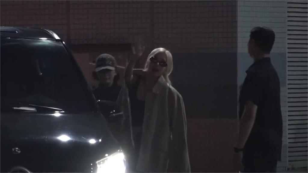 BLACKPINK飛抵高雄! 2歲半小粉絲跟媽媽一起追星