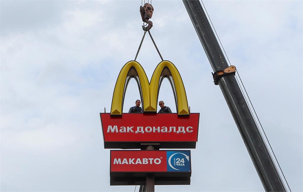 俄羅斯麥當勞全新LOGO曝光　金拱門變「1個漢堡和2根薯條」！