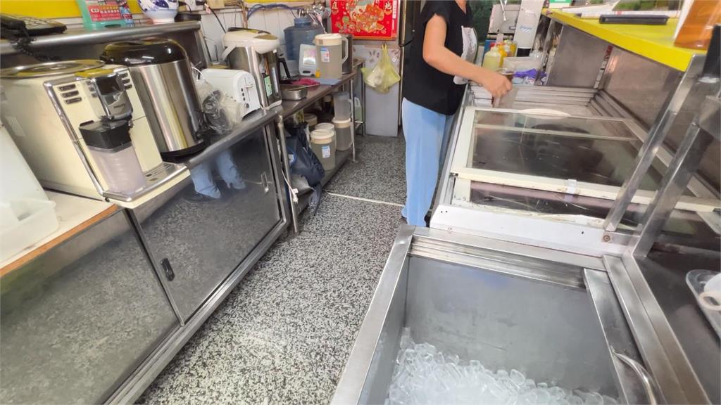 獨家／高雄某茶飲店爆「飲料浮小強」　老闆娘道歉：加強清消
