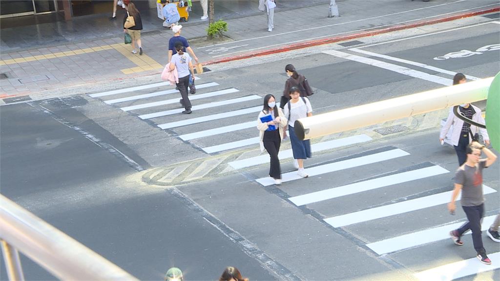台北小澀谷「人車爭道」　交管處急畫斑馬線補救