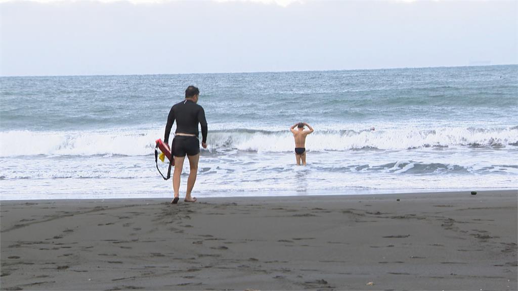 西子灣清晨12度　泳客不畏低溫打赤膊海泳