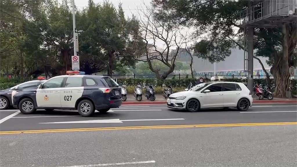 綠燈還不走?竟是駕駛昏睡 警到場把叫醒人聞到這味道