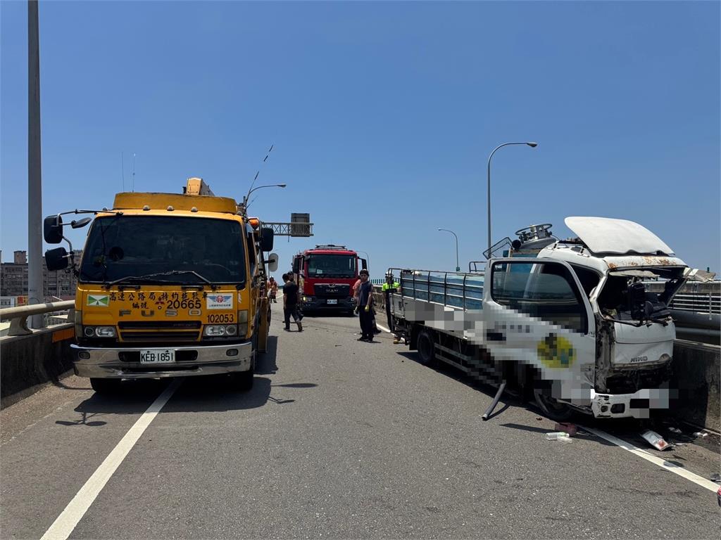 最新/台68死亡車禍!貨車失控撞護欄 駕駛「拋飛車外」慘遭夾殺