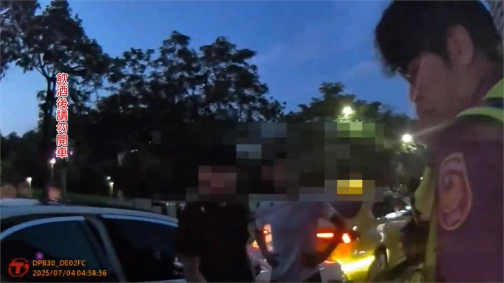 台中男躲酒駕跳副座「男男疊坐」 車子失控滑行釀連環撞