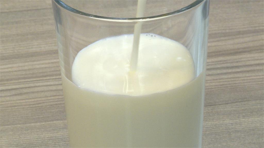快新聞／購買牛奶注意！「鮮乳標章」發放標準變嚴格了　新規定內容全曝光