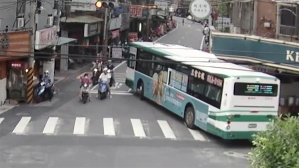 三重客運學生專車轉彎撞招牌　占據兩線車道交通一度受阻