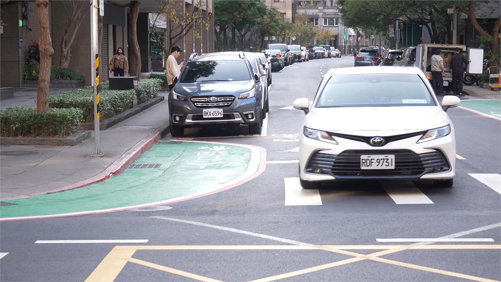 台北大直「彎曲標線重疊斑馬線」　民眾質疑：過馬路更危險