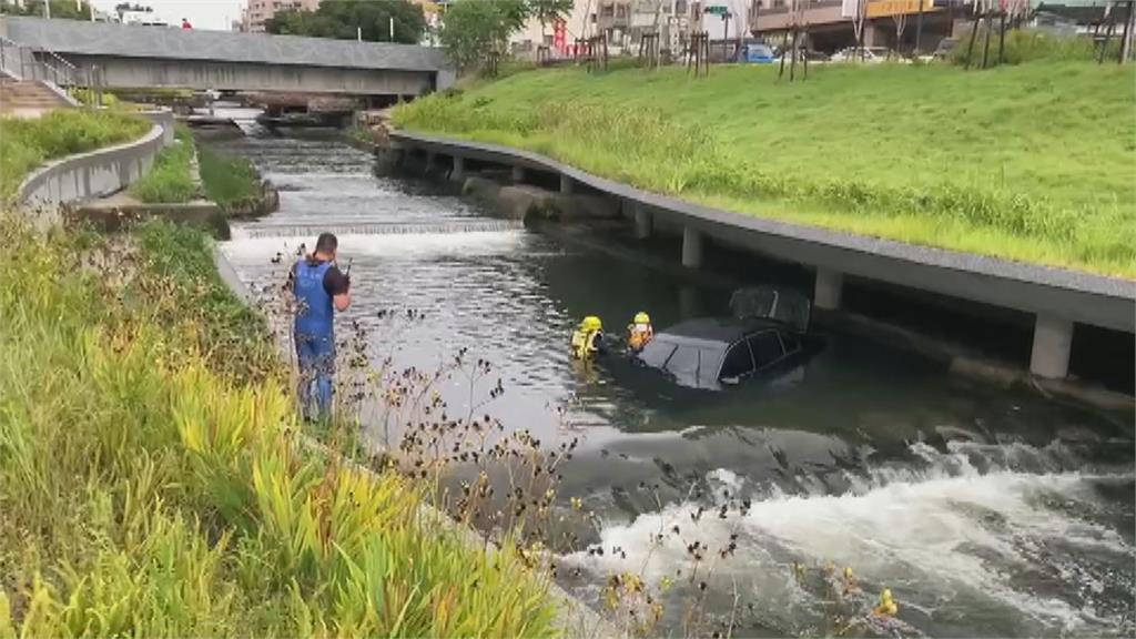 阿人咧！？台中柳川驚見車輛墜河　肇事駕駛卻不見人影