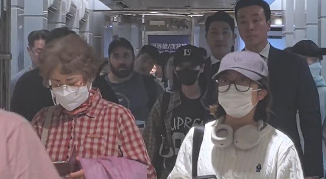 快新聞/IU抵台了! 機場開心收2包最愛零食「義美小泡芙」