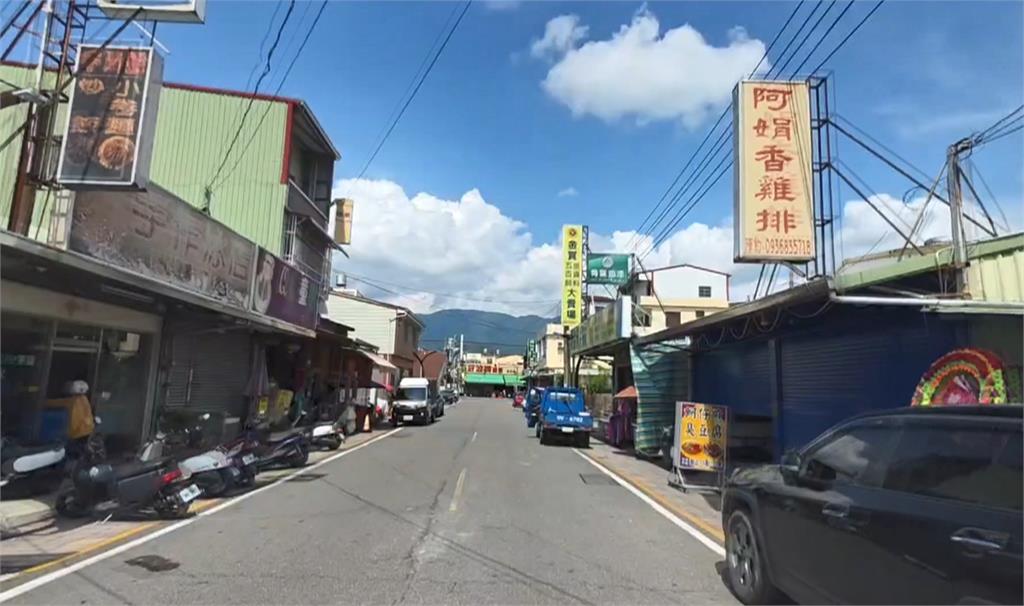 好靈活！屏東鬧區驚見「獼猴爬電線」　民眾直呼奇觀