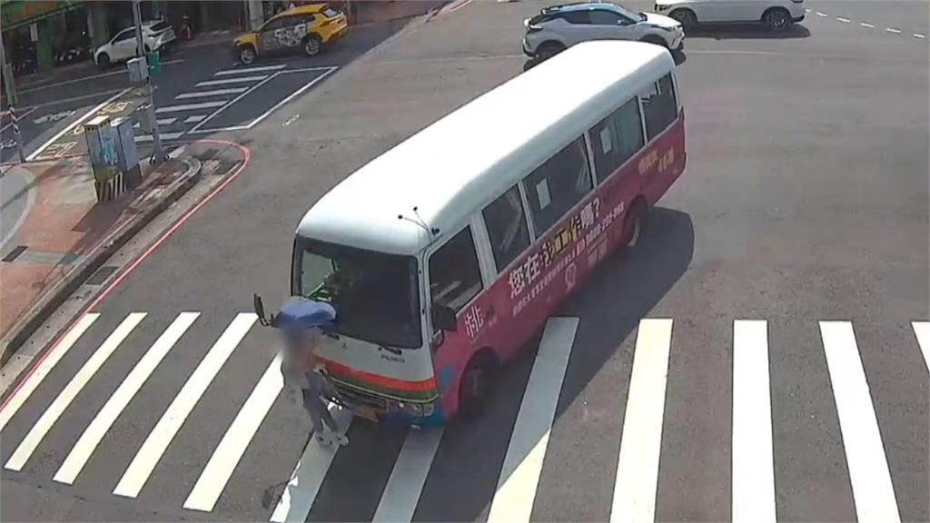 行人地獄！桃園市民小巴加速撞飛路人　女子腦出血送醫